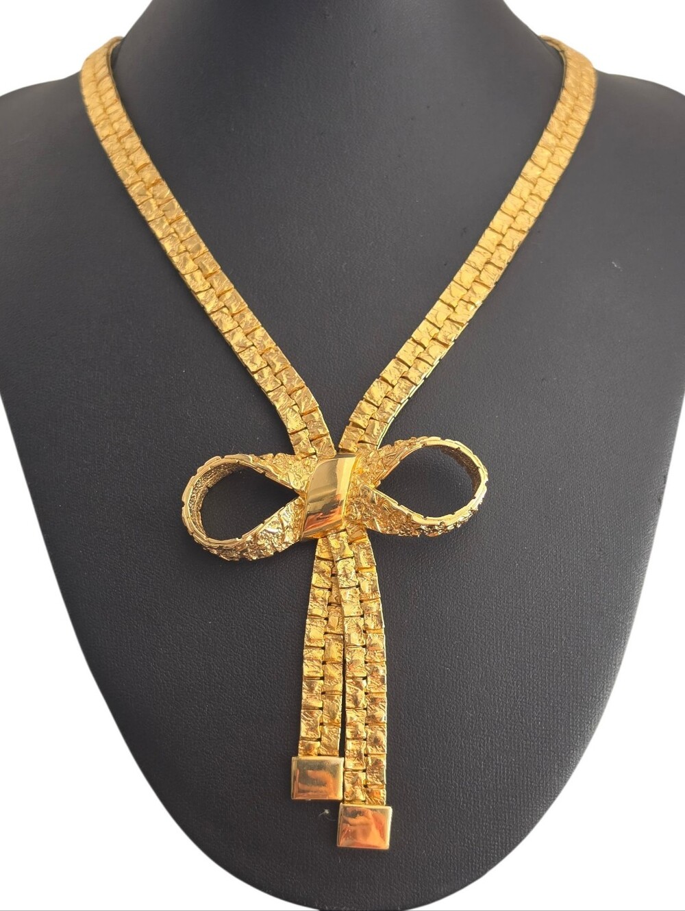 Vintage 1970s Gold Tone Articulated Nugget Textured Bow Tassel Necklace 17"